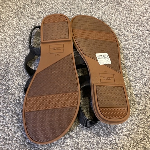 NWT Toms Sandals - Black Canvas Straps - Size 7 - Picture 2 of 2